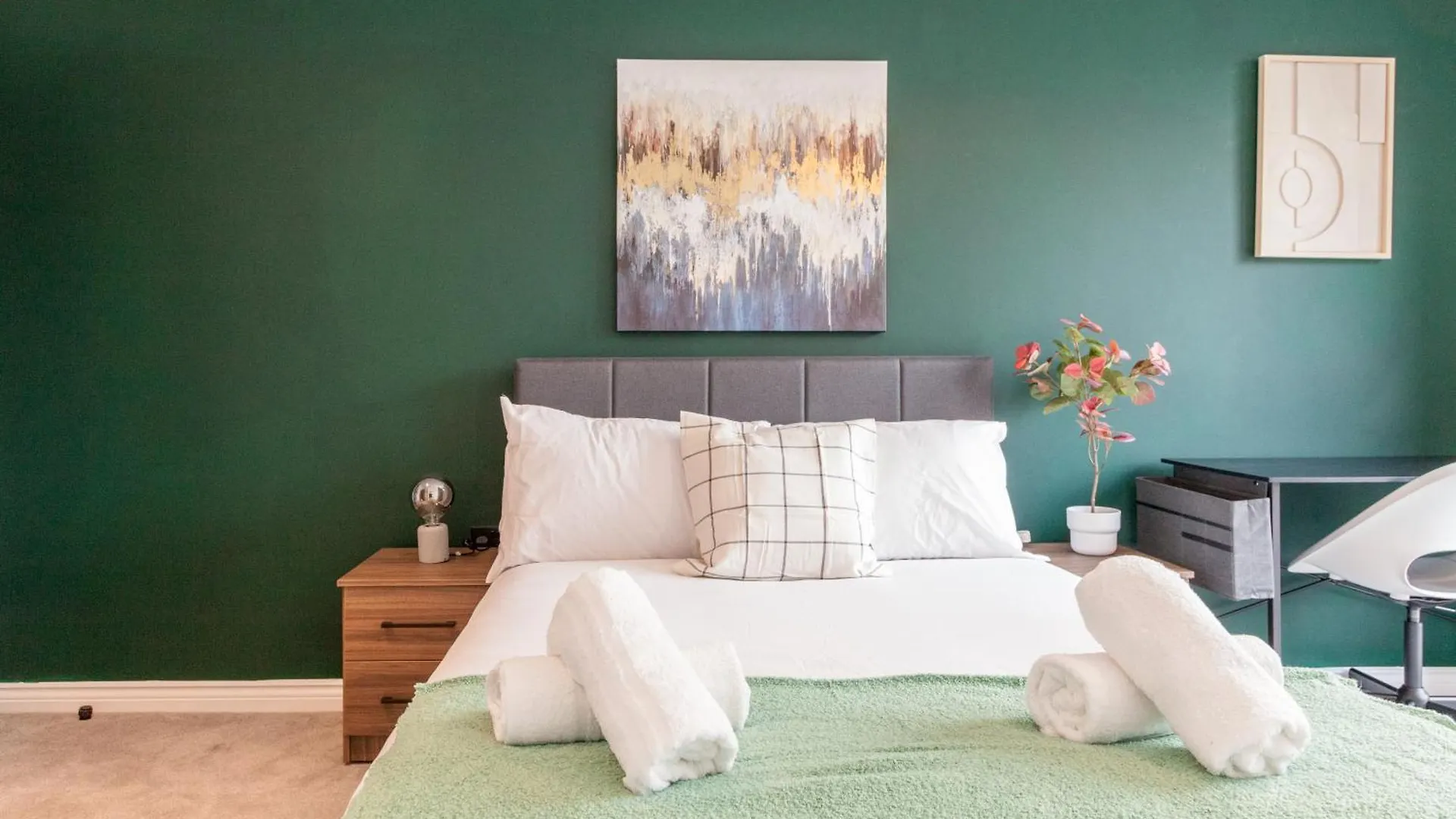 Springwell Gardens Apartments Near Leeds Station & City Centre