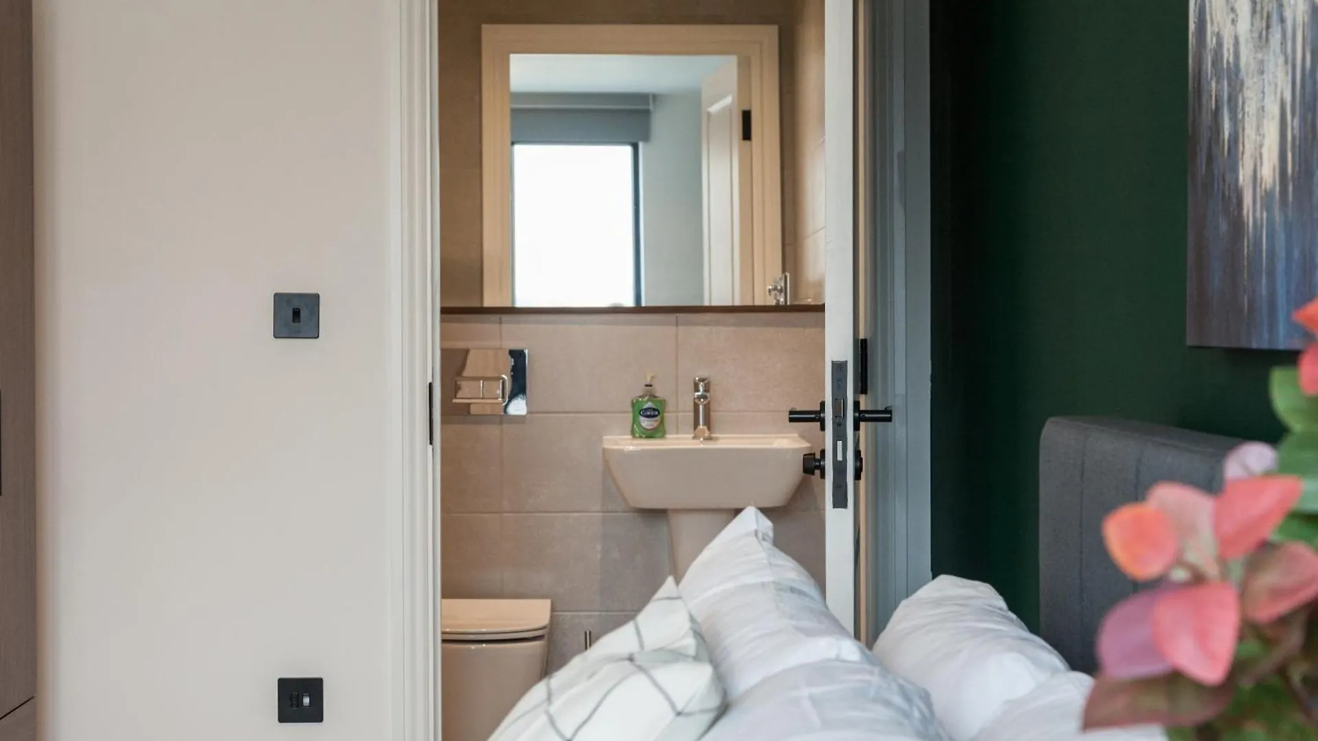 Springwell Gardens Apartments Near Leeds Station & City Centre 0*, Λιντς