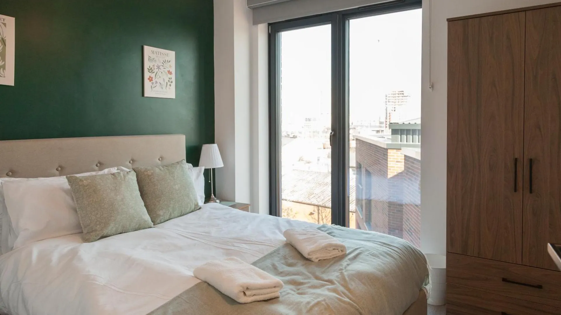 Springwell Gardens Apartments Near Leeds Station & City Centre